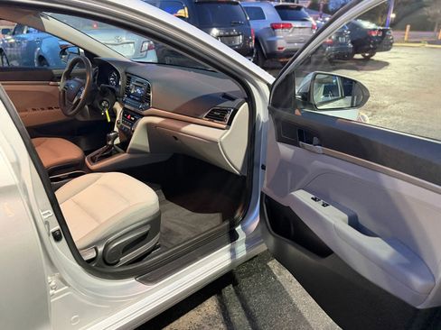 Used 2017 Hyundai Elantra SE FWD image 8