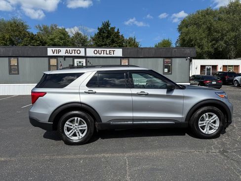 Used 2020 Ford Explorer XLT w/ Equipment Group 202A image 8