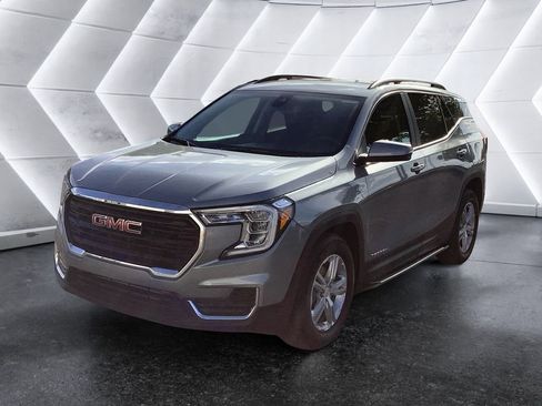 Used 2024 GMC Terrain SLE w/ Driver Convenience Package FWD image 3