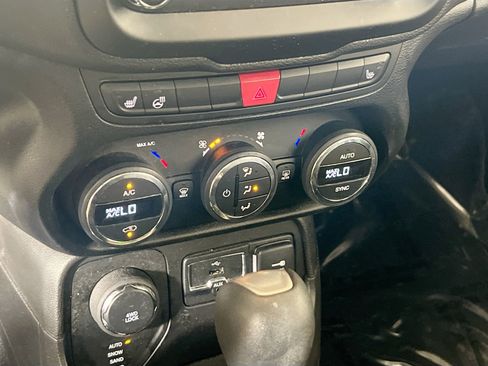 Used 2017 Jeep Renegade Latitude image 15