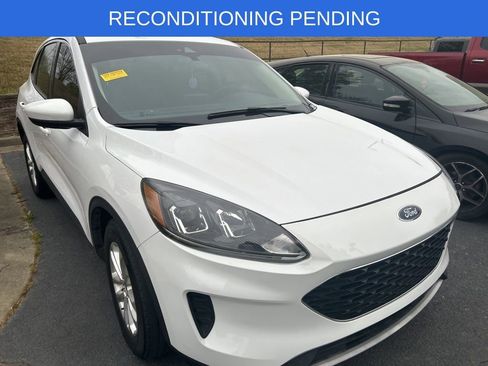 Used 2020 Ford Escape SE image 2