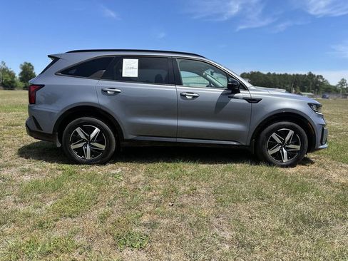 Used 2022 Kia Sorento S FWD image 4