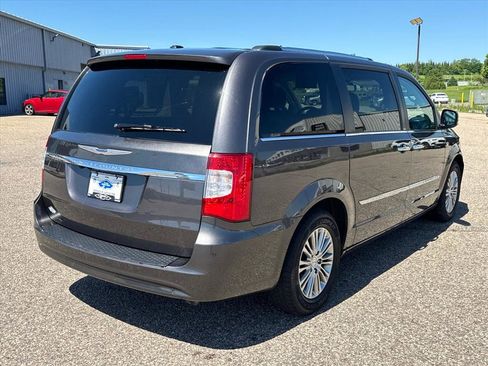 Used 2014 Chrysler Town & Country Touring-L FWD image 4