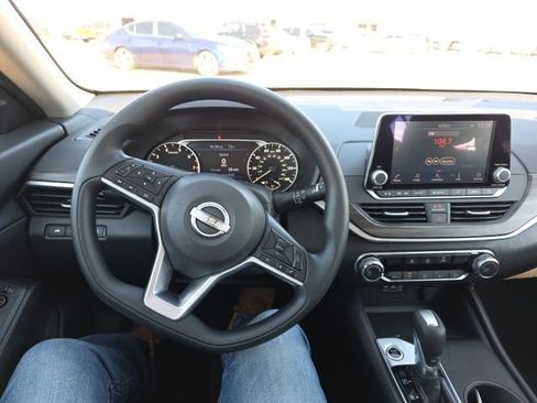 Used 2025 Nissan Altima 2.5 SV image 12