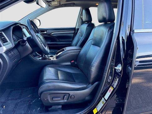 Used 2019 Toyota Highlander Limited Platinum FWD image 21