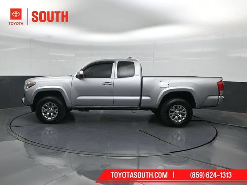 Used 2016 Toyota Tacoma SR5 AWD/4WD image 7