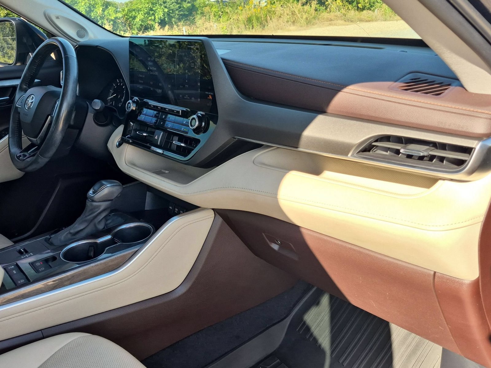 Used 2021 Toyota Highlander Limited FWD image 33