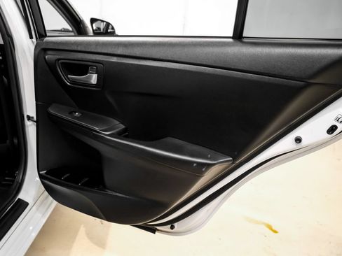 Used 2015 Toyota Camry SE FWD image 40