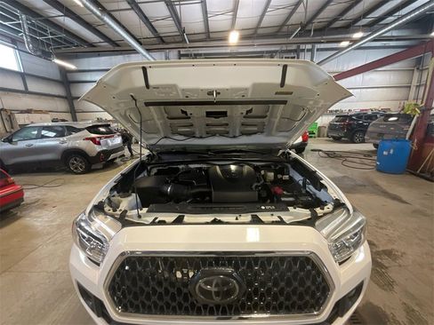 Used 2018 Toyota Tacoma TRD Sport image 25