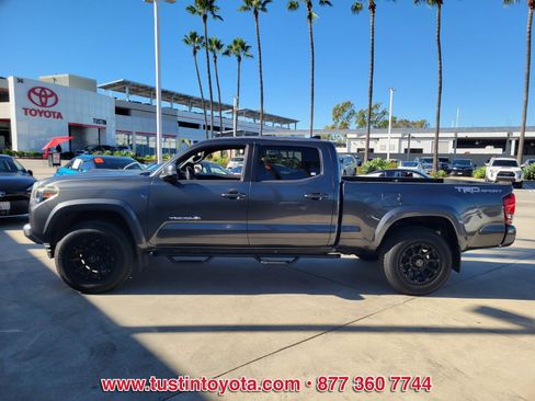 Used 2017 Toyota Tacoma TRD Sport image 7