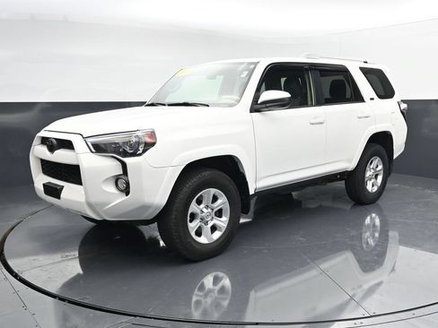 Used 2018 Toyota 4Runner SR5 AWD/4WD image 4