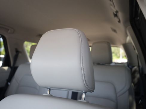 Used 2023 Nissan Pathfinder SL FWD image 32