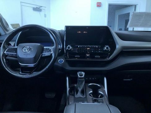 Used 2021 Toyota Highlander Limited image 16
