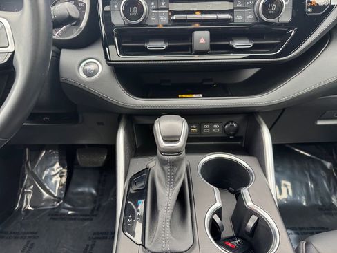 Used 2023 Toyota Highlander XSE image 11