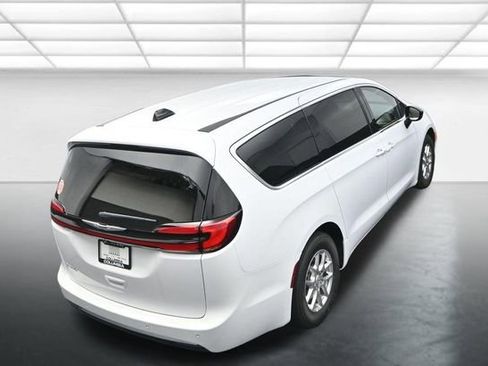 New 2026 Chrysler Pacifica Select image 16