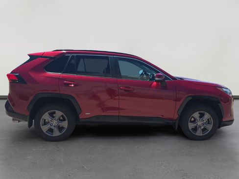 Used 2022 Toyota RAV4 XLE w/ XLE Grade Weather Package AWD/4WD image 6