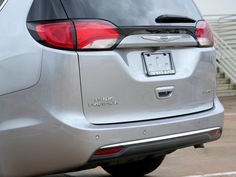Used 2018 Chrysler Pacifica Limited FWD image 32