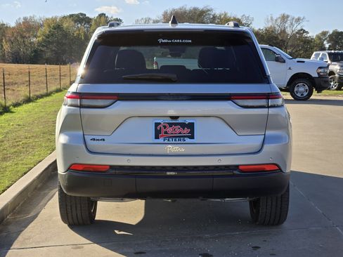 New 2025 Jeep Grand Cherokee Altitude image 4