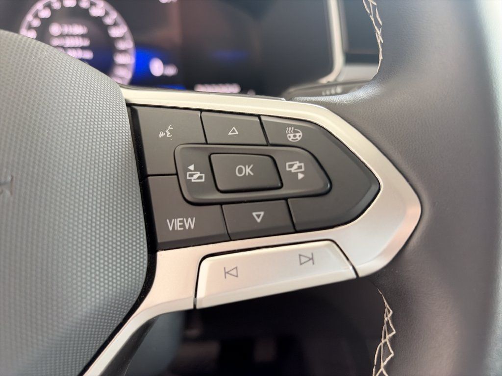 Certified 2025 Volkswagen Taos SE FWD image 17