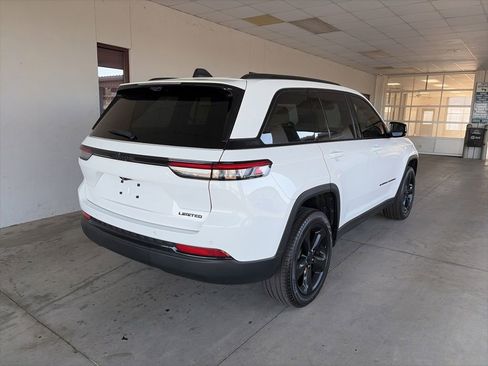 Used 2023 Jeep Grand Cherokee Limited w/ Luxury Tech Group II image 5