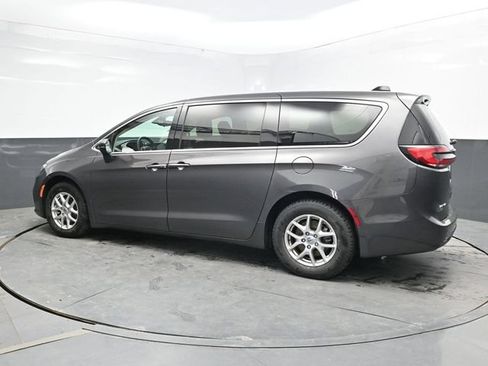 Used 2023 Chrysler Pacifica Touring-L FWD image 4