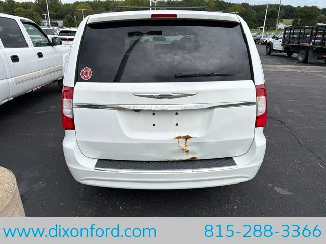 Used 2014 Chrysler Town & Country Touring FWD image 4