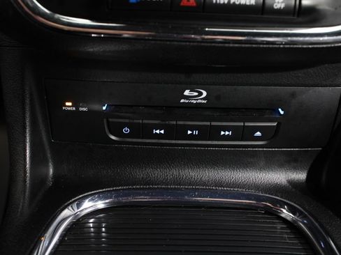 Used 2014 Chrysler Town & Country S FWD image 31