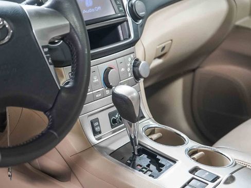 Used 2013 Toyota Highlander SE image 24