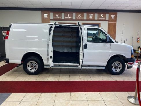 Used 2023 GMC Savana 2500 w/ Driver Convenience Package image 9