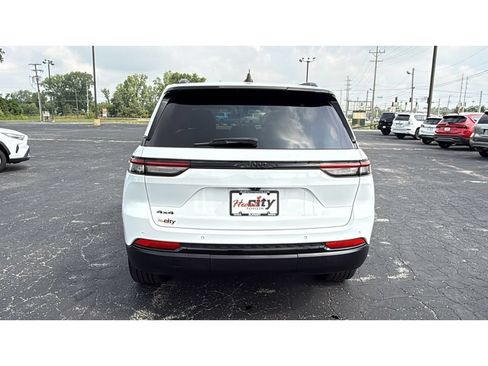 Used 2024 Jeep Grand Cherokee Altitude AWD/4WD image 6