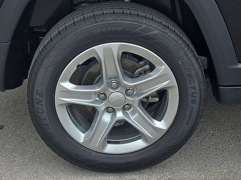 Used 2024 Jeep Compass Latitude AWD/4WD image 7