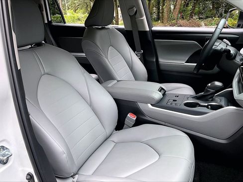 Used 2025 Toyota Highlander XLE FWD image 30