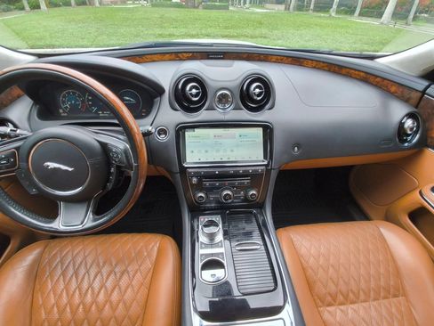 Used 2019 Jaguar XJ L Portfolio RWD image 9