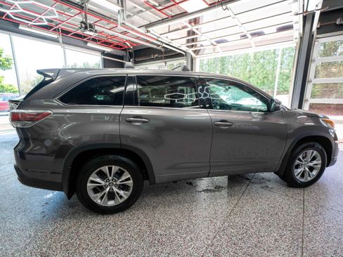 Used 2016 Toyota Highlander Plus AWD/4WD image 4