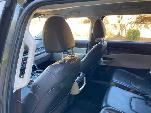 Used 2022 Kia Carnival LX FWD image 37