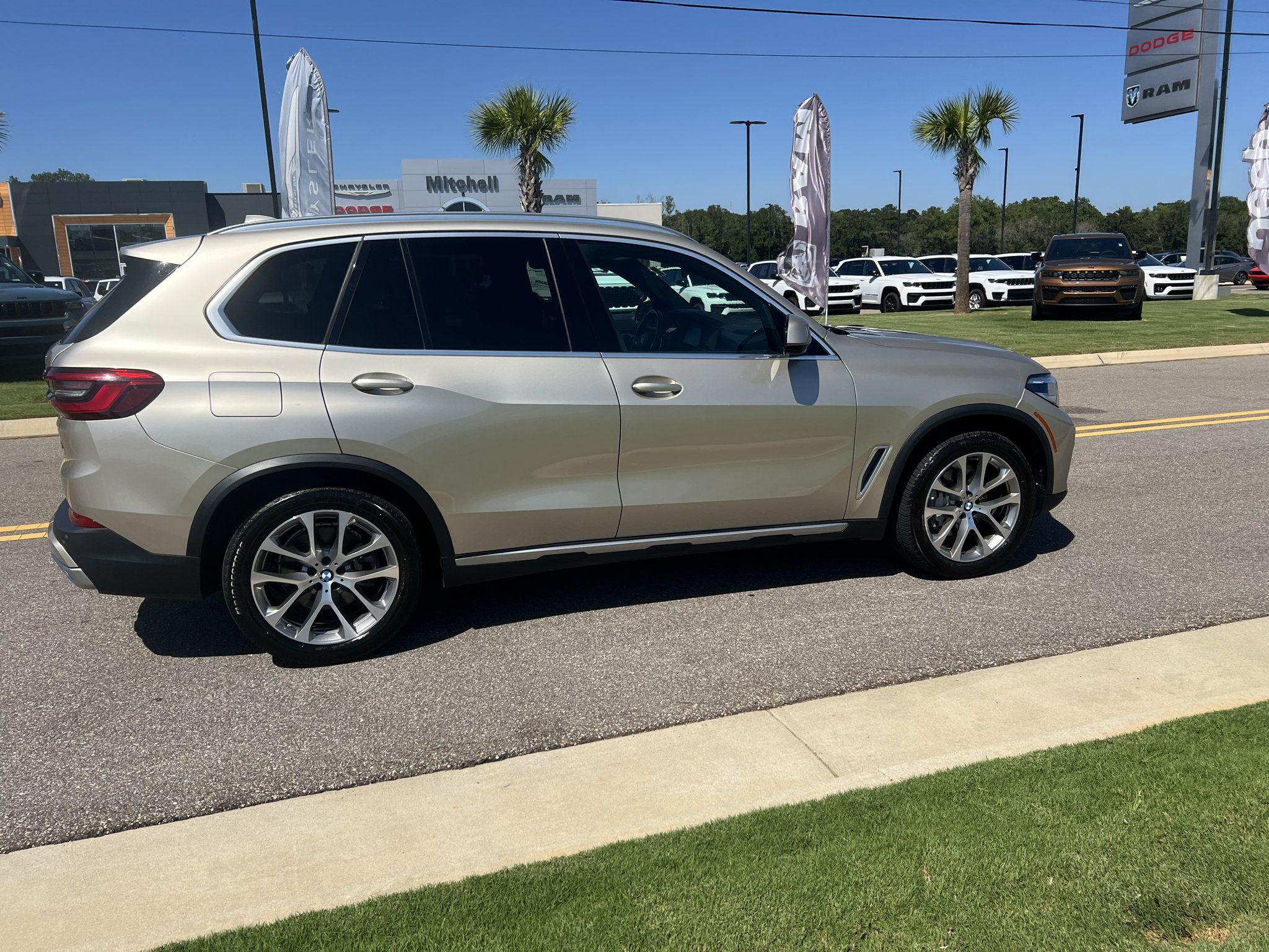 Used 2019 BMW X5 xDrive40i w/ Premium Package 2 AWD/4WD image 4