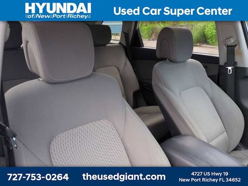 Used 2017 Hyundai Santa Fe SE FWD image 6