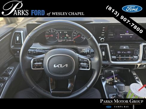 Used 2022 Kia Sorento EX w/ Panoramic Sunroof Package image 5