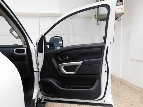 Used 2017 Nissan Titan SV image 89