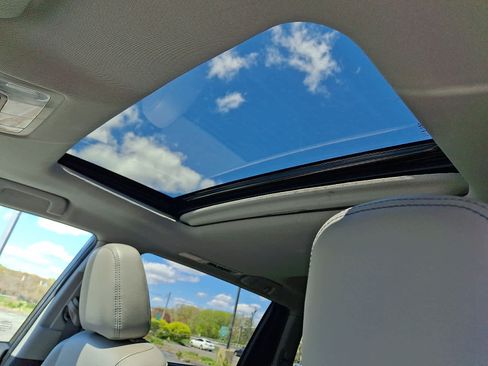 Certified 2019 Toyota Highlander XLE AWD/4WD image 17