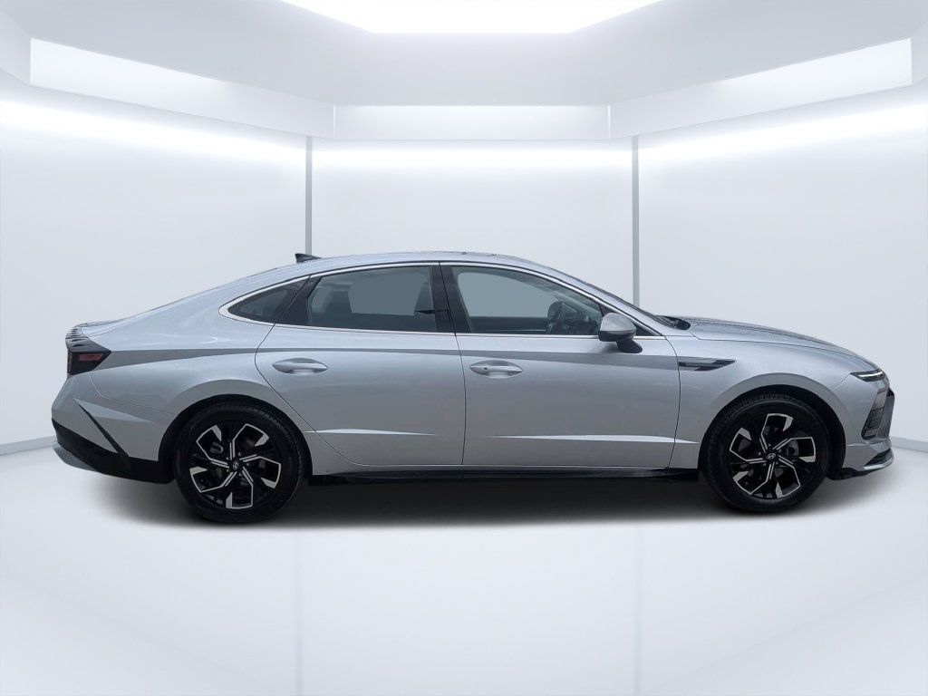 Used 2025 Hyundai Sonata SEL FWD image 2
