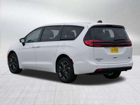New 2026 Chrysler Pacifica Select image 3