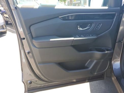 Certified 2025 Honda Pilot Black Edition image 21
