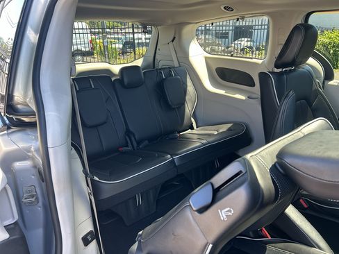 Used 2023 Chrysler Pacifica Limited w/ Uconnect Theater Family Group FWD image 36