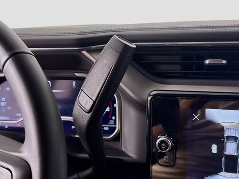 Used 2024 GMC Sierra 3500 Denali w/ Technology Package image 17