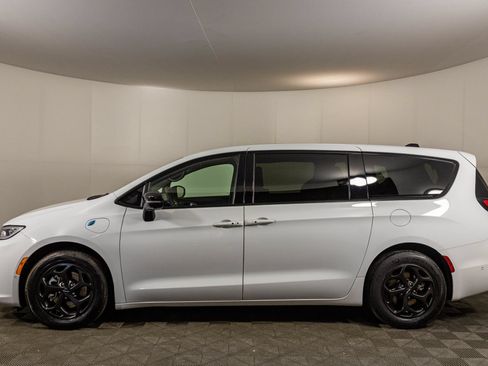 Used 2024 Chrysler Pacifica Limited FWD image 23