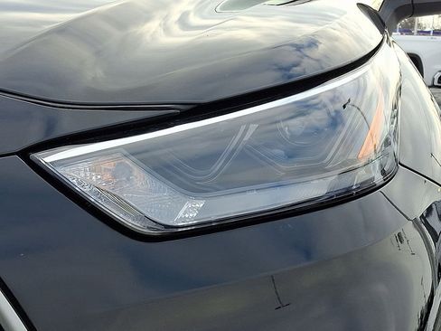 Used 2024 Toyota Highlander LE AWD/4WD image 10