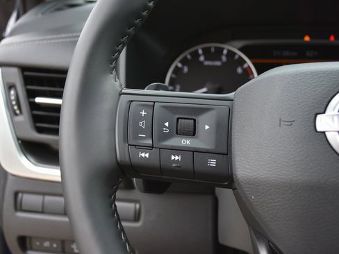 Used 2025 Nissan Rogue SV image 27