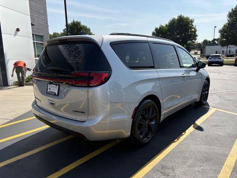 Used 2026 Chrysler Pacifica Limited w/ S Appearance Package FWD image 6