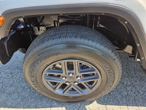 Used 2024 Jeep Gladiator Sport AWD/4WD image 26